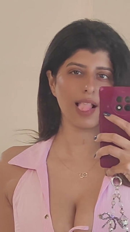 desi girl in exposing pink costume 22
