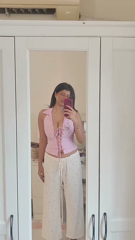 desi girl in exposing pink costume 22