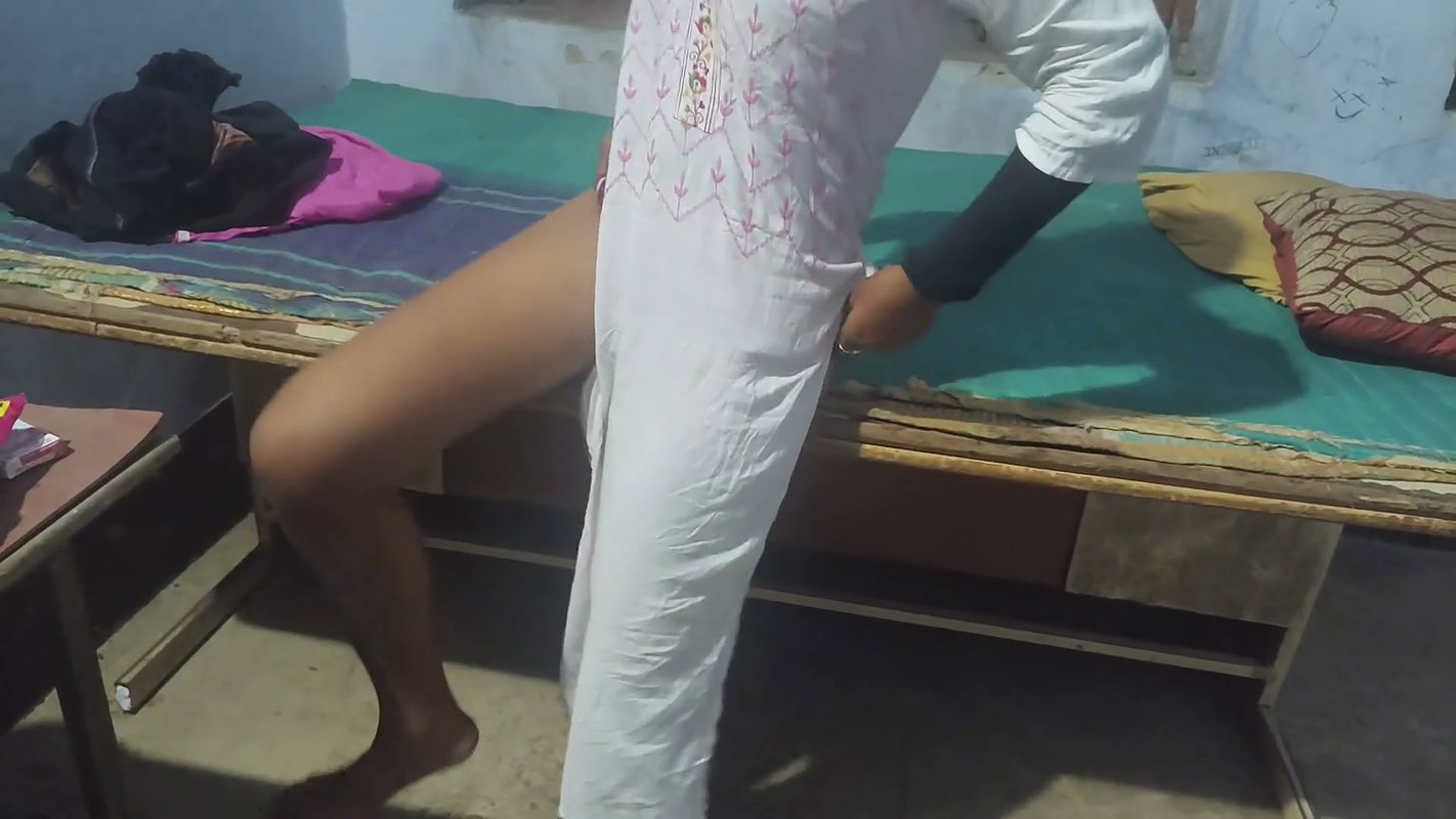 Desi 18 year old Village teen girls first time sex video