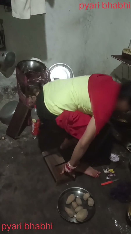 Sister-in-law in the kitchen, brother-in-law’s land ke pani nikali apni hands se big boobs dikha kar phir ass chudai hindi audio handjobs