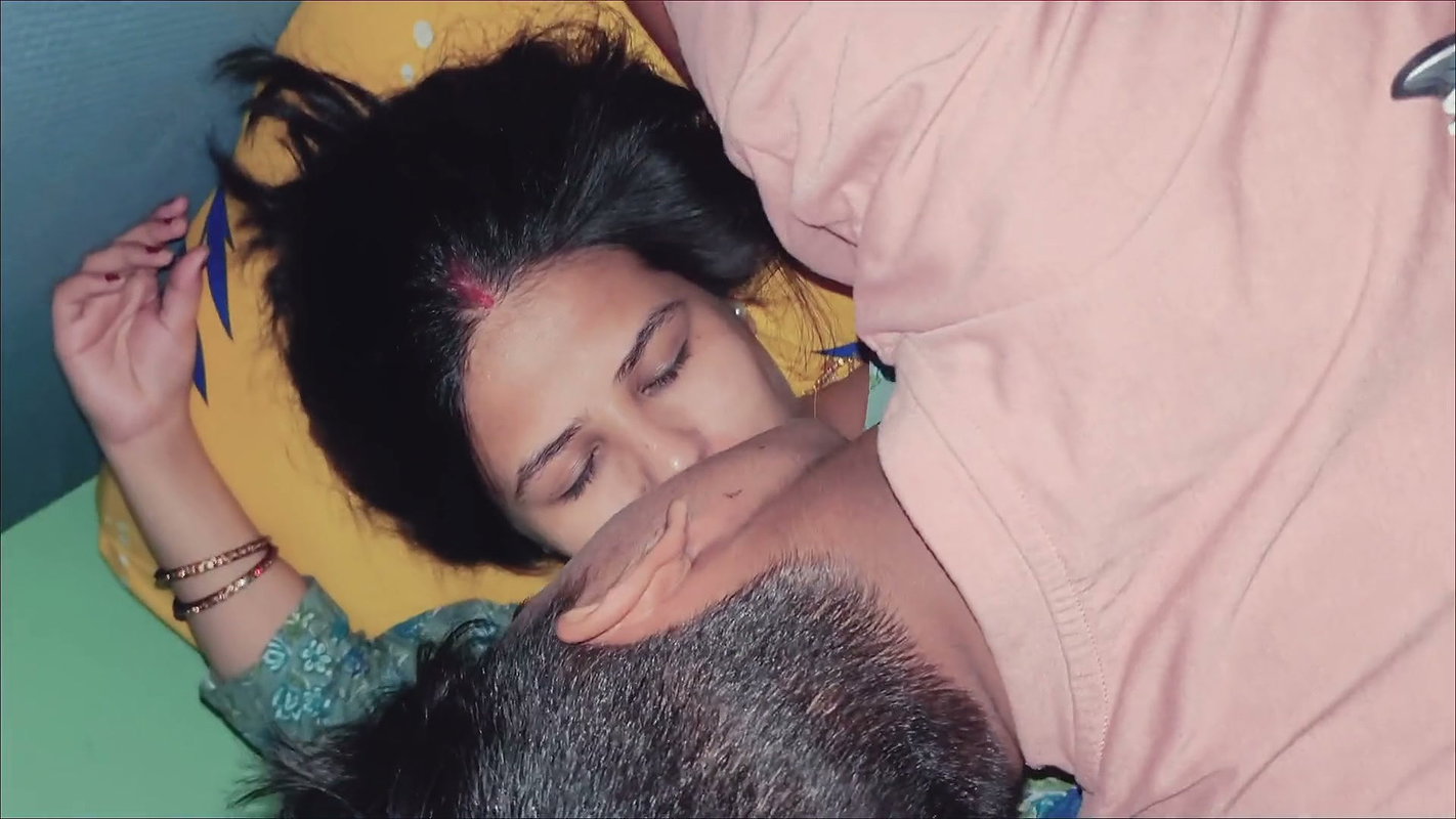 Horney Wife Threesome Enjoy Cocks