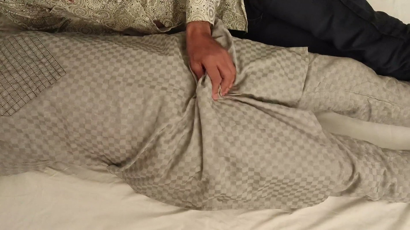 When the Housewife Got Pregnant, She Put It in Her Mouth