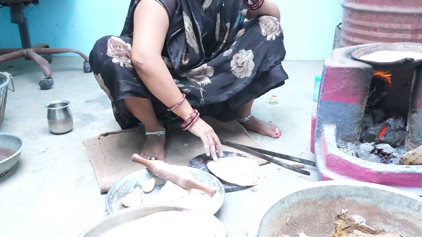 bhabhi ne kana banate uhe gand dikai dewar ko