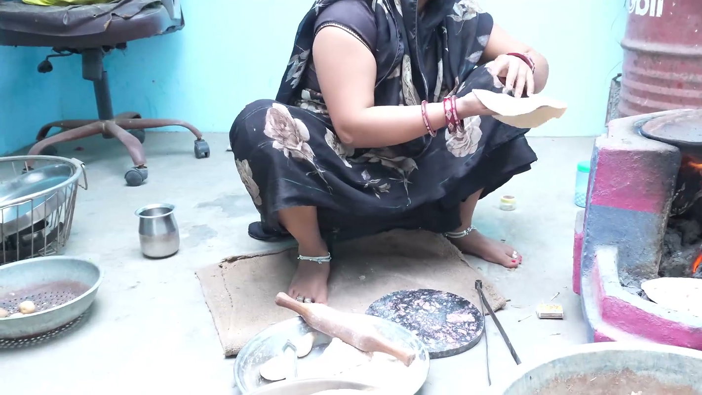 While Cooking, Bhabhi Showed Her Ass to Her Brother-in-law