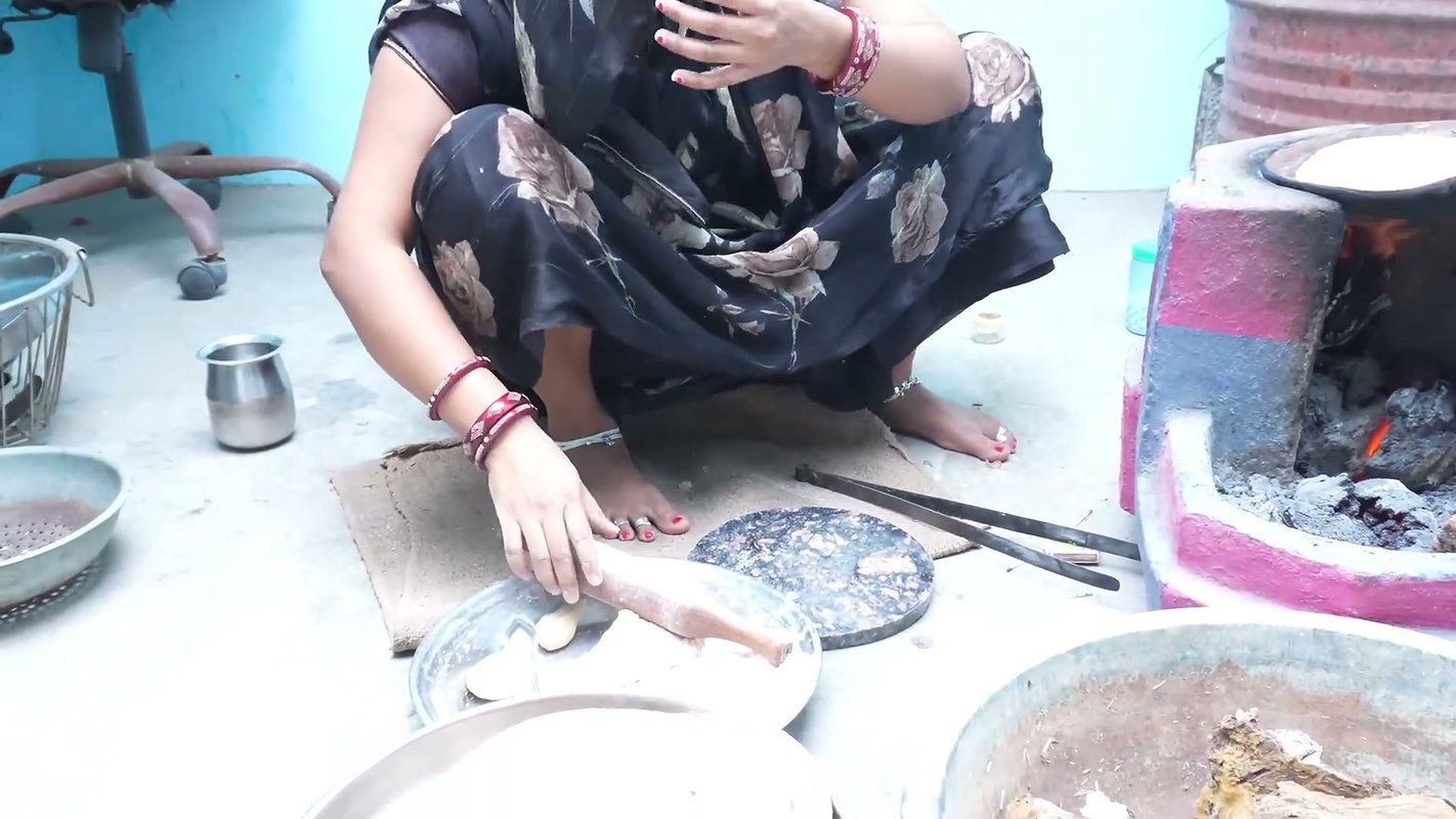 While Cooking, Bhabhi Showed Her Ass to Her Brother-in-law