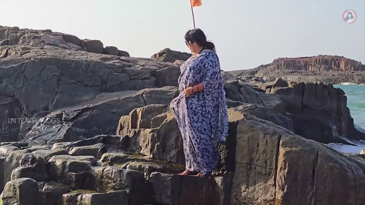 Nair Fleshy Tummy ,Navel,Big Breasts ,Huge Ass in black Saree