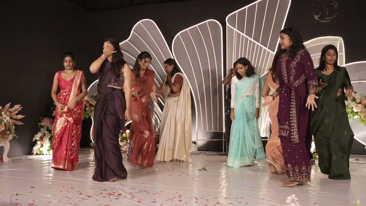 Malayali_sexy_beautful_girl_navel_in_saree__dance