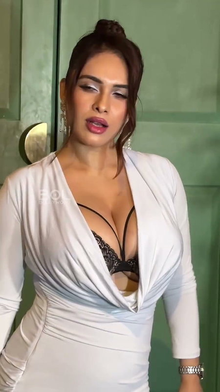 MALIK BUSTY SLUTTY HUGE BOOBS CLEAVAGE EXPOSE YUMMM VIDEOS 2 3