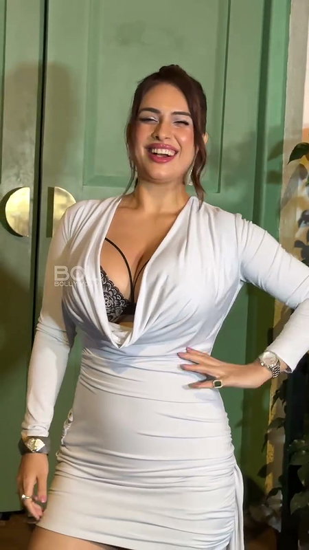 MALIK BUSTY SLUTTY HUGE BOOBS CLEAVAGE EXPOSE YUMMM VIDEOS 2 3