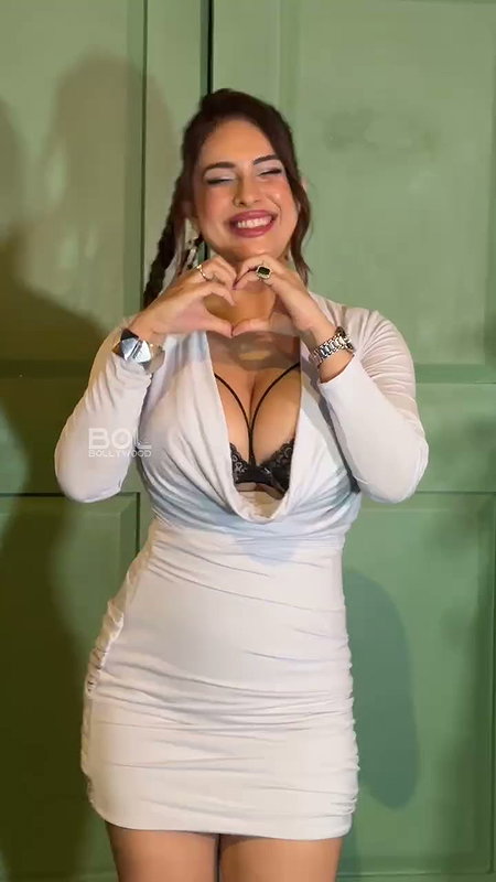 MALIK BUSTY SLUTTY HUGE BOOBS CLEAVAGE EXPOSE YUMMM VIDEOS 2 4