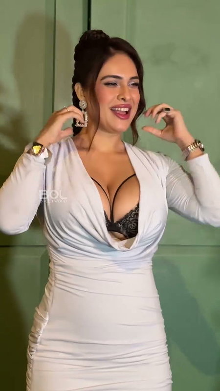 MALIK BUSTY SLUTTY HUGE BOOBS CLEAVAGE EXPOSE YUMMM VIDEOS 2 4