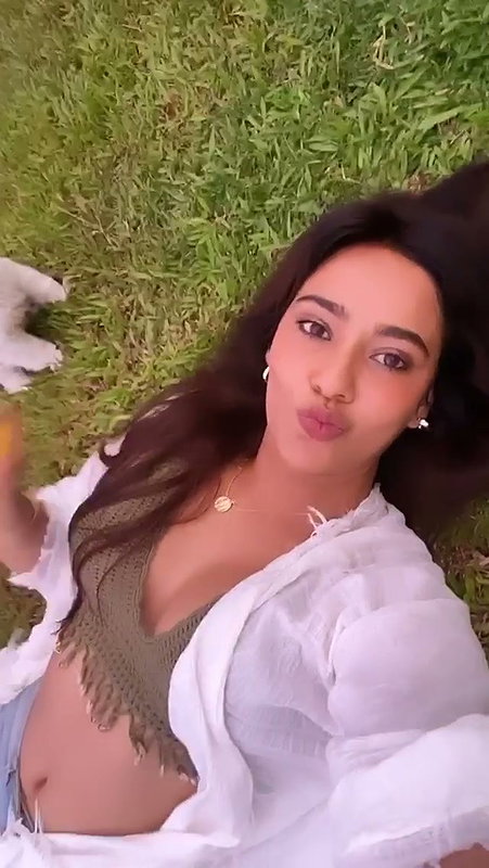 SHARMA FLAUNTING HER SEXY FIGURE CLEVAGE 2