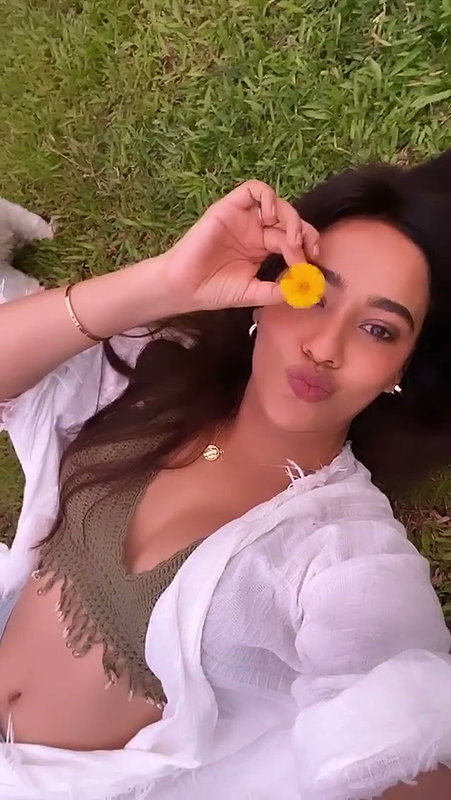 SHARMA FLAUNTING HER SEXY FIGURE CLEVAGE 2