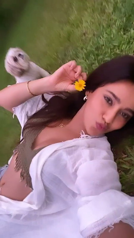 SHARMA FLAUNTING HER SEXY FIGURE CLEVAGE 2