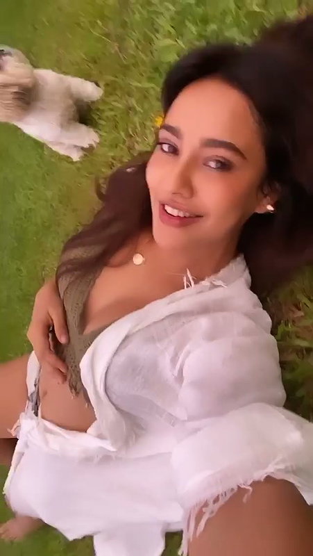 SHARMA FLAUNTING HER SEXY FIGURE CLEVAGE 2