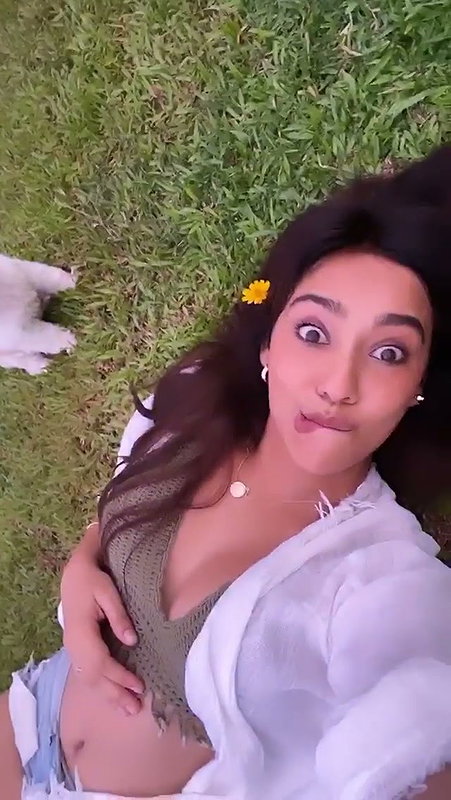 SHARMA FLAUNTING HER SEXY FIGURE CLEVAGE 2