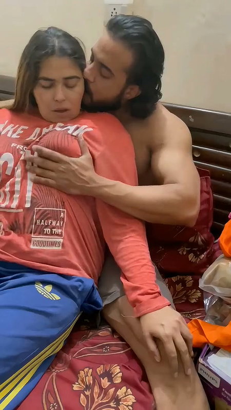 Actress Preeti Puneet and Hunk Hot Show ~ App Content 5 videos 2 5