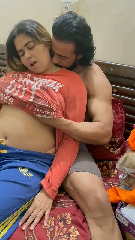 Actress Preeti Puneet and Hunk Hot Show ~ App Content 5 videos 2 5