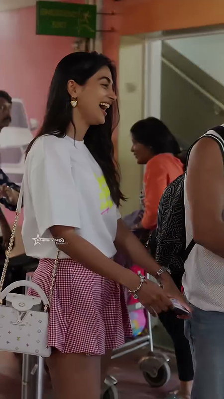 HEGDE SLUTYY SEXY CHICK LOOKS IN MINI SKIRT TEMPTING 2