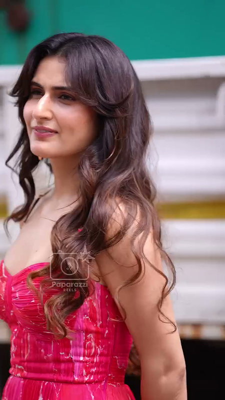 HOTTIE FATIMA SANA SEXY CLEAVAGE IN RED 2