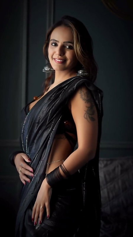 PANDEY DAMN FASCINATING IN BLACK BRA HOTNESS 2
