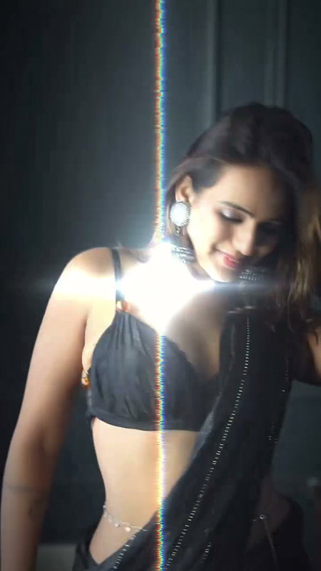 PANDEY DAMN FASCINATING IN BLACK BRA HOTNESS 2