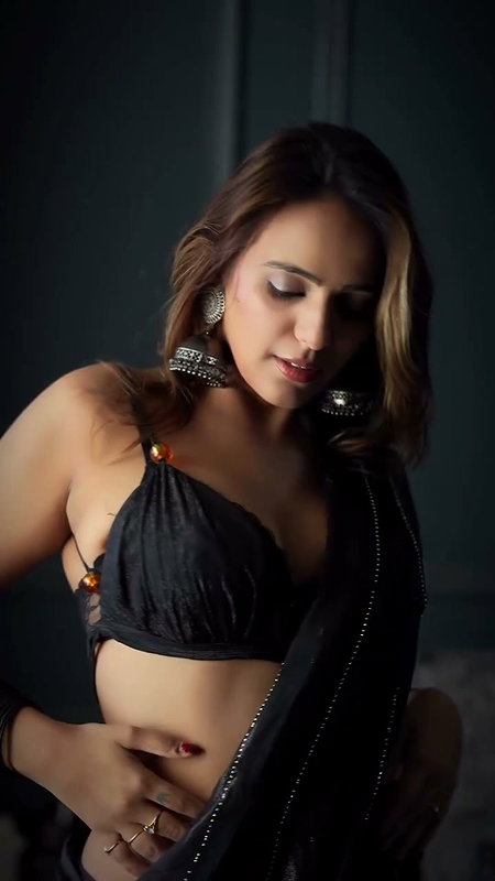 PANDEY DAMN FASCINATING IN BLACK BRA HOTNESS 2