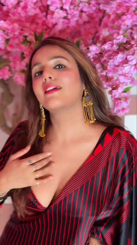 SHREYAL PANDEY FAPWORTHY WIFE MATERIAL IN SEXY BLOUSE SAREE 2