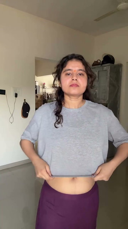 Marathi lady deep navel in grey top 2 2