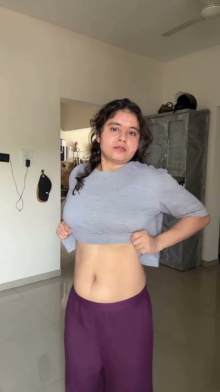 Marathi lady deep navel in grey top 2 2
