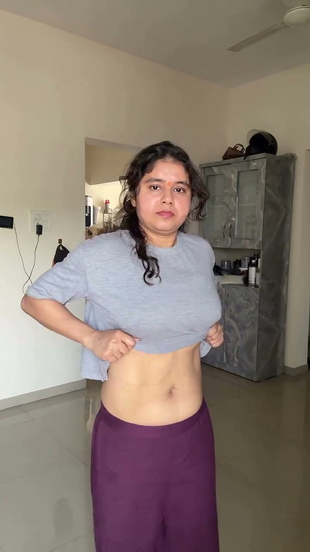 Marathi lady deep navel in grey top 2 2