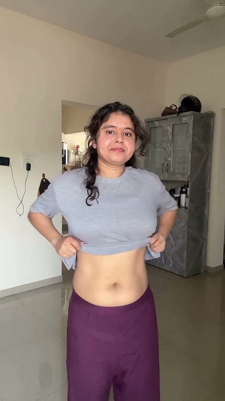Marathi lady deep navel in grey top 2 2