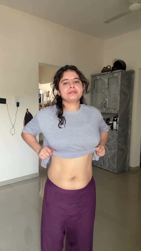 Marathi lady deep navel in grey top 2 2
