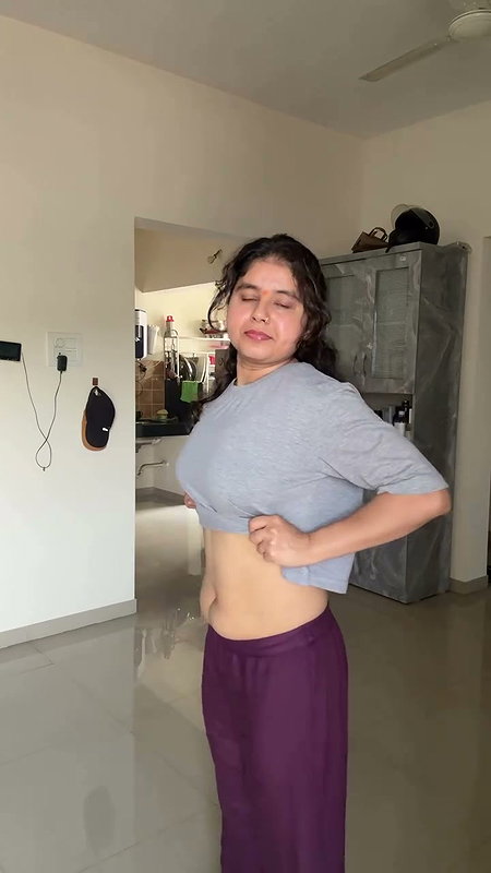 Marathi lady deep navel in grey top 2 2