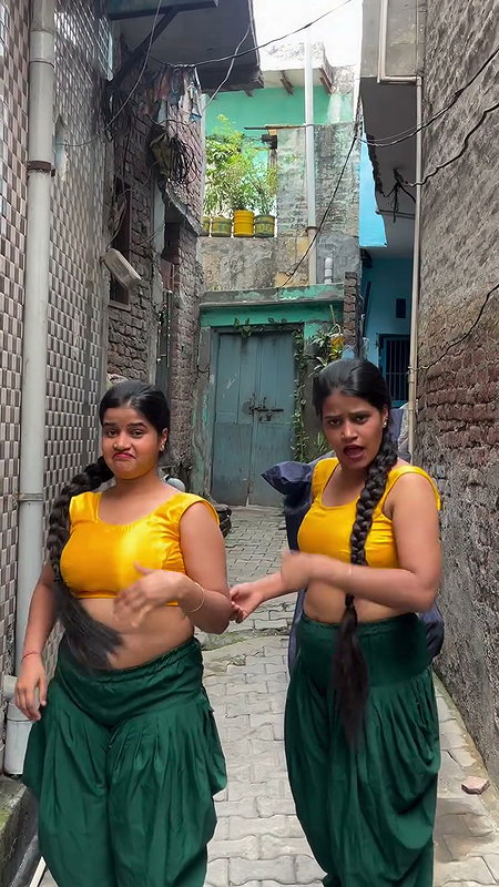 desi twins hot boobs and navel in yellow green costume 2 2