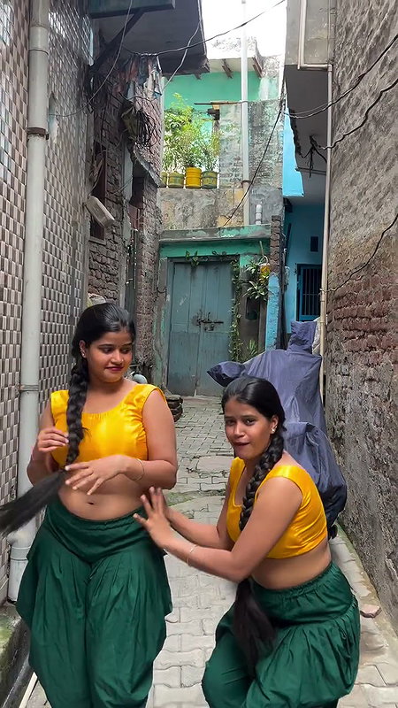 desi twins hot boobs and navel in yellow green costume 2 2