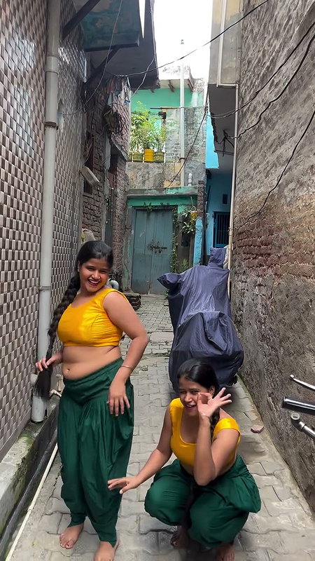 desi twins hot boobs and navel in yellow green costume 2 2