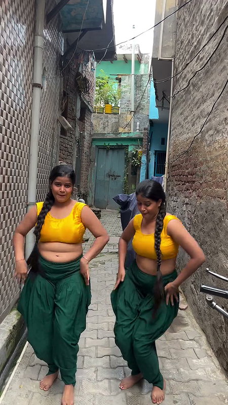 desi twins hot boobs and navel in yellow green costume 2 2