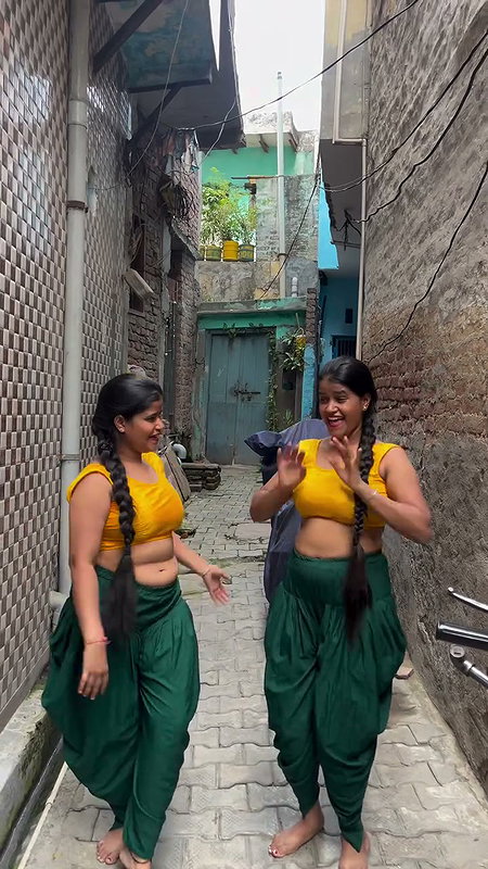 desi twins hot boobs and navel in yellow green costume 2 2