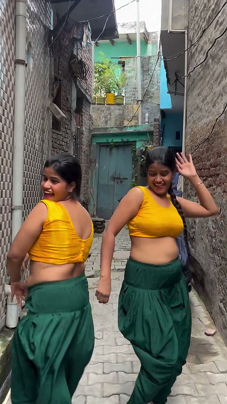 desi twins hot boobs and navel in yellow green costume 2 2