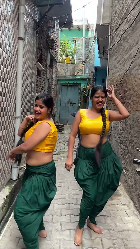 desi twins hot boobs and navel in yellow green costume 2 2