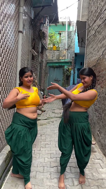 desi twins hot boobs and navel in yellow green costume 2 2