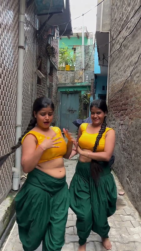 desi twins hot boobs and navel in yellow green costume 2 2
