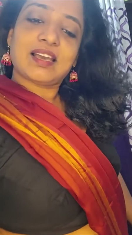 aunty hot deep navel in red saree -insta live 2 2