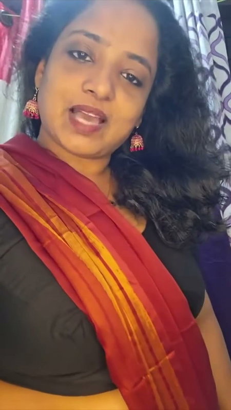 aunty hot deep navel in red saree -insta live 2 2