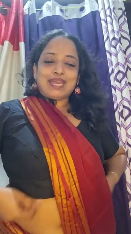 aunty hot deep navel in red saree -insta live 2 2