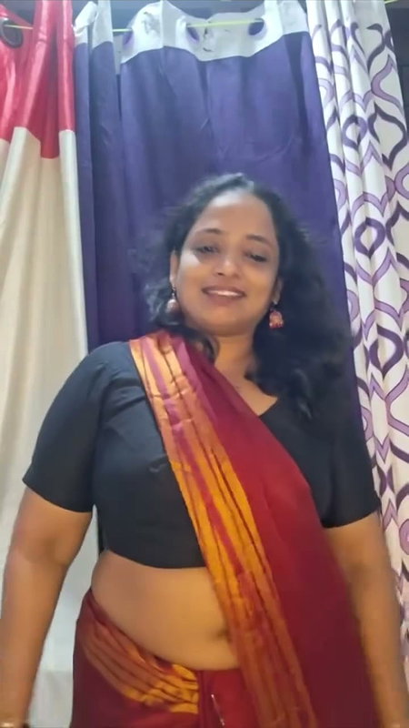 aunty hot deep navel in red saree -insta live 2 2