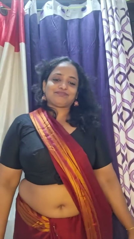 aunty hot deep navel in red saree -insta live 2 2