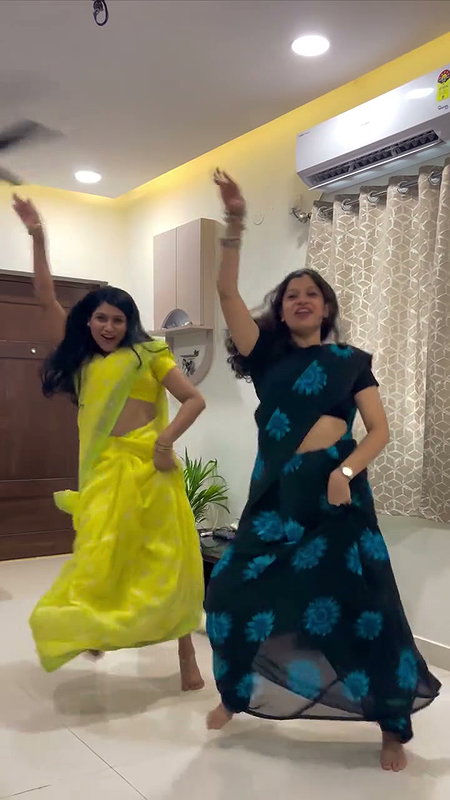 lady sexy navel in yellow saree 1