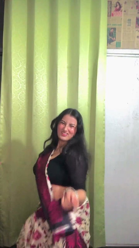 punjabi chubby girl fleshy deep navel and big boos in red black saree 1
